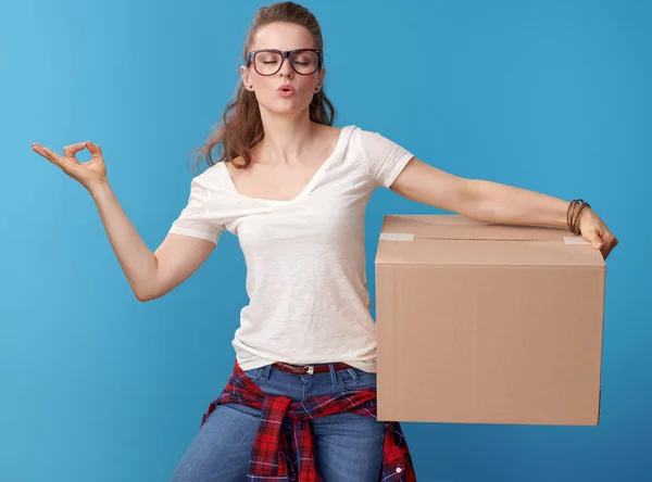 Mujer Activa Relajada Camisa Blanca Con Una Caja Cartón Haciendo —  Fotos de Stock