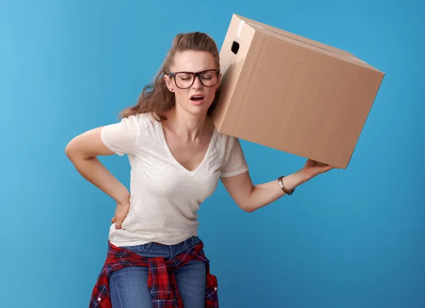 Moderne Frau Weißem Hemd Mit Einem Karton Mit Rückenschmerzen Isoliert — Stockfoto