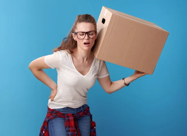 Moderne Vrouw Wit Overhemd Met Een Kartonnen Doos Met Rugpijn — Stockfoto