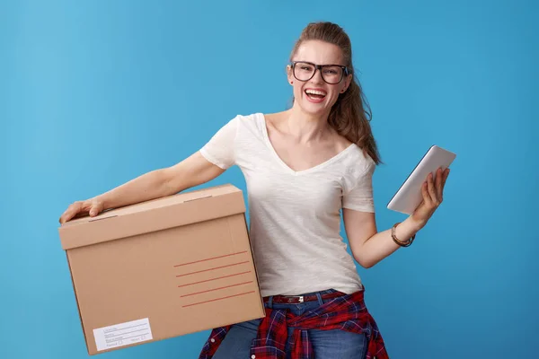 Sonriente Mujer Activa Camisa Blanca Con Una Caja Cartón Tableta —  Fotos de Stock