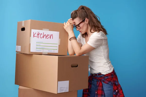 Genç Kadın Üzerinde Mavi Arka Plan Izole Karton Kutular Karşı — Stok fotoğraf