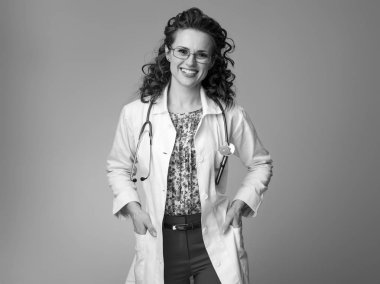 Mutlu çocuk doktoru Doktor beyaz tıbbi elbise içinde portresi