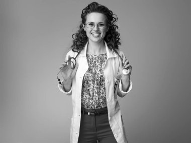 Mutlu çocuk doktoru Doktor beyaz tıbbi elbise içinde portresi