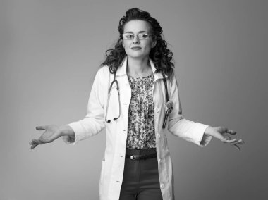 Çocuk doktoru Doktor Omuzlarında shrugging beyaz tıbbi elbise içinde 