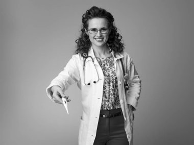 mutlu çocuk doktoru Doktor bir termometre veren beyaz tıbbi elbise içinde