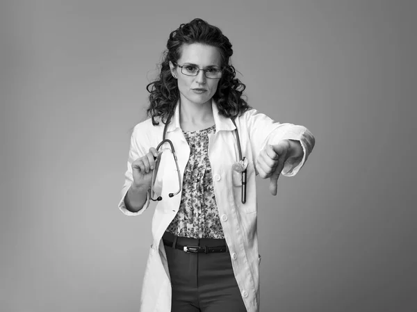 Beyaz Tıp Bornoz Başparmak Aşağı Kadında Çocuk Doktoru — Stok fotoğraf