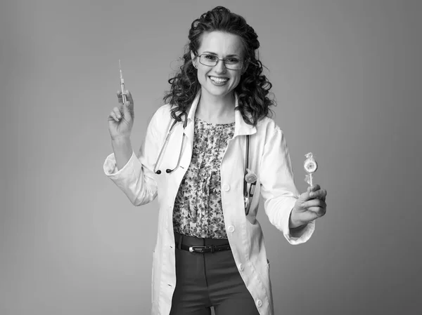Uśmiechający Się Lekarz Pediatra Białą Szatę Medyczne Strzykawki Lollypop — Zdjęcie stockowe