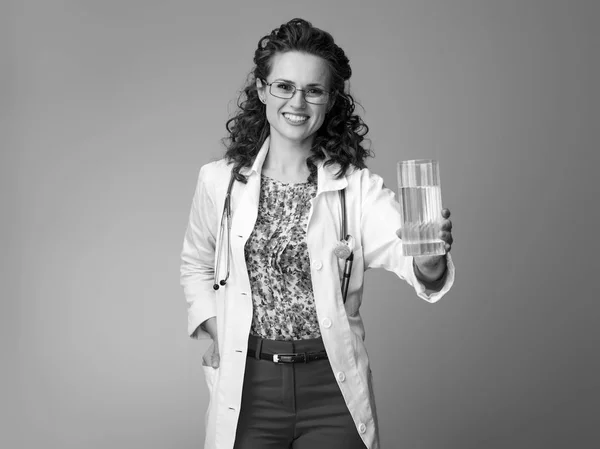 Donna Pediatra Sorridente Vestaglia Medica Bianca Che Bicchiere Acqua — Foto Stock