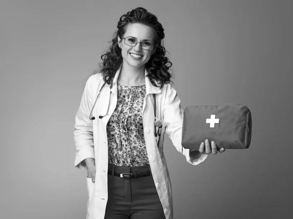Donna Pediatra Sorridente Vestaglia Medica Bianca Che Kit Pronto Soccorso — Foto Stock