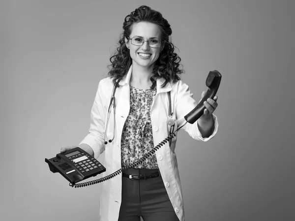 Heureux Pédiatre Médecin Robe Médicale Blanche Avec Téléphone Isolé Sur — Photo