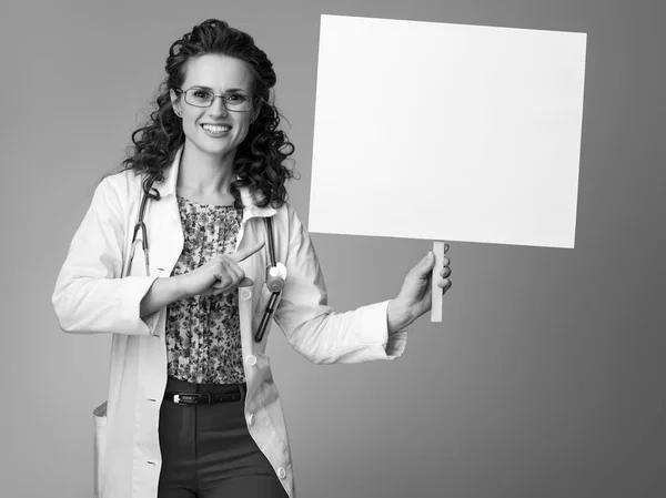 Mujer Pediatra Sonriente Bata Médica Blanca Apuntando Pancarta —  Fotos de Stock