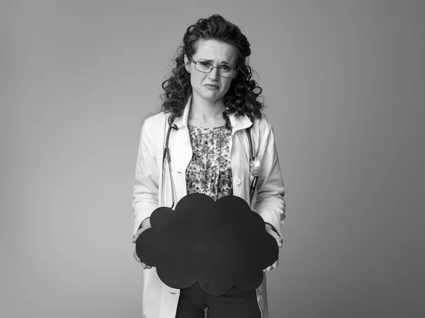 Triste Pediatra Mujer Blanco Médico Bata Mostrando Negro Nube — Foto de Stock