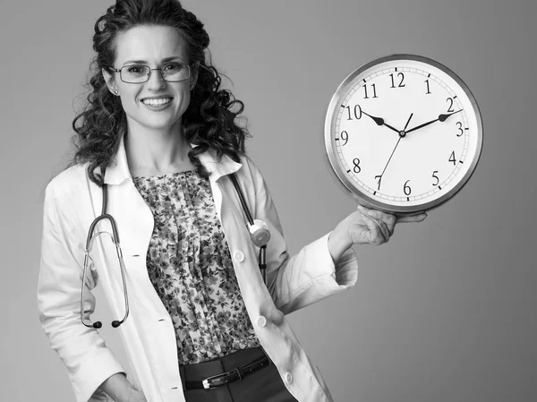 Médico Pediatra Sonriente Bata Médica Blanca Mostrando Reloj — Foto de Stock