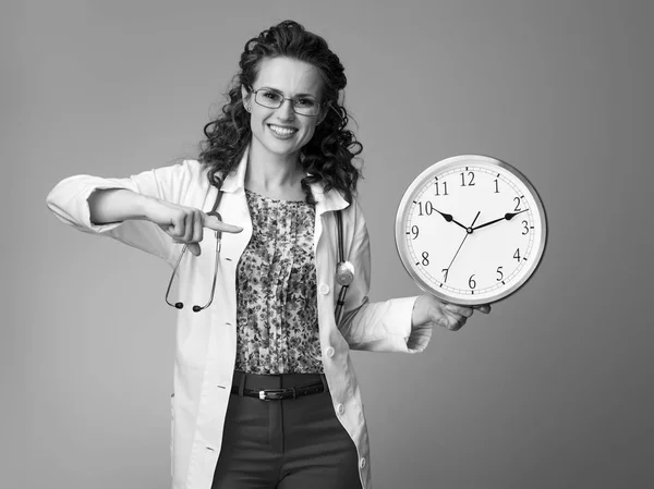 Médecin Pédiatre Heureux Robe Médicale Blanche Pointant Vers Horloge — Photo