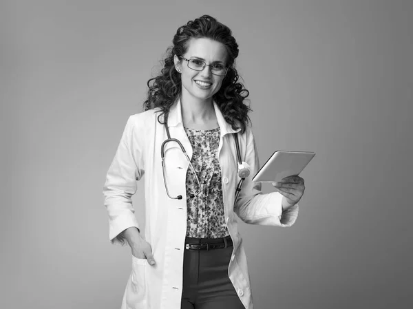 Mujer Pediatra Sonriente Bata Médica Blanca Usando Tableta — Foto de Stock