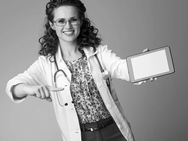 Mutlu Çocuk Doktoru Doktor Beyaz Tıbbi Elbise Tablet Boş Ekran — Stok fotoğraf