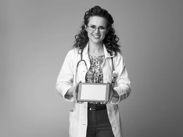 Tablet Boş Ekran Gösterilen Beyaz Tıbbi Elbise Içinde Gülümseyen Çocuk — Stok fotoğraf