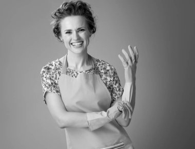 Lastik eldiven çekerek mutlu genç ev hanımı