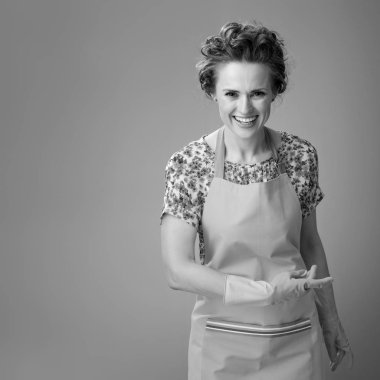 Selam lastik eldivenli gülümseyen genç kadın 