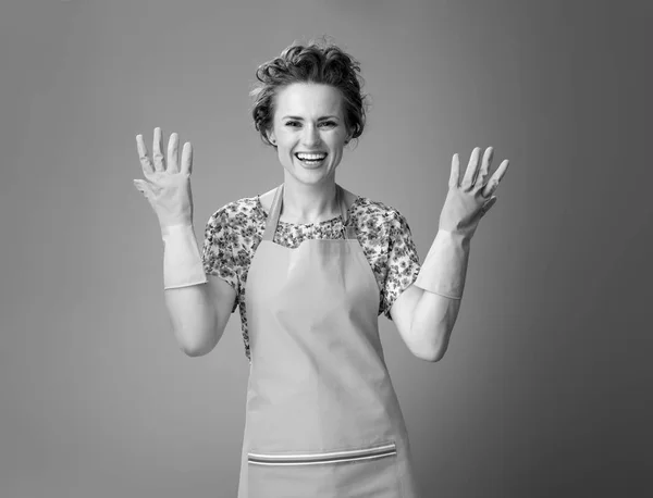 Uśmiechający Się Nowoczesna Kobieta Pokazując Rękawice Gumowe — Zdjęcie stockowe