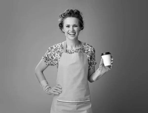 Mutlu Genç Hanımı Bir Fincan Kahve Ile Bir Önlük — Stok fotoğraf
