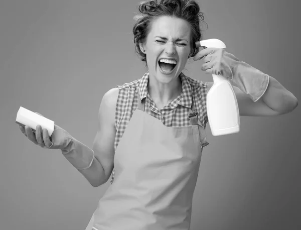 洗剤のボトルから自分を撮影したいキッチン スポンジでエプロンの若い主婦を強調 — ストック写真