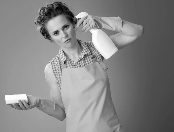 Moe Van Moderne Vrouw Een Schort Met Keuken Spons Willen — Stockfoto