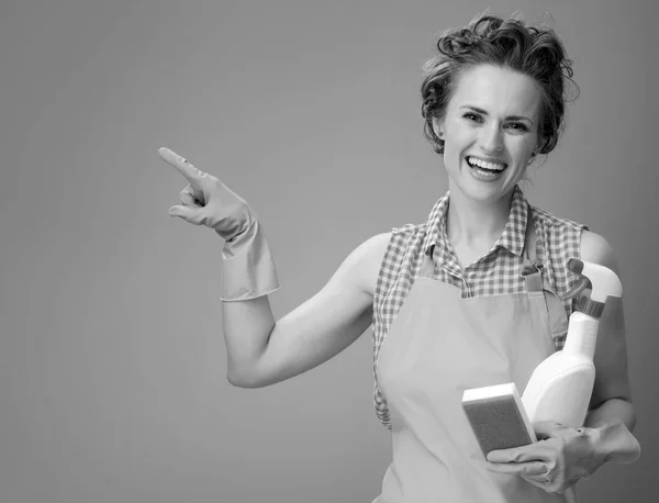 Gelukkig Moderne Vrouw Een Schort Met Keuken Spons Een Fles — Stockfoto