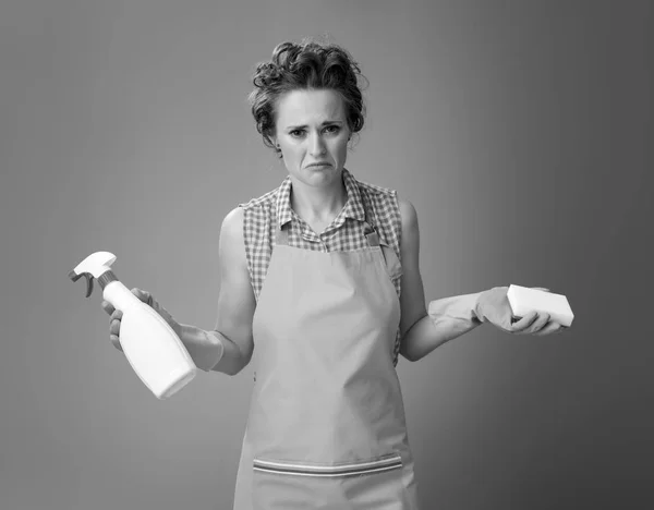 Ongelukkige Jonge Huisvrouw Met Rubber Handschoenen Keuken Spons Een Fles — Stockfoto