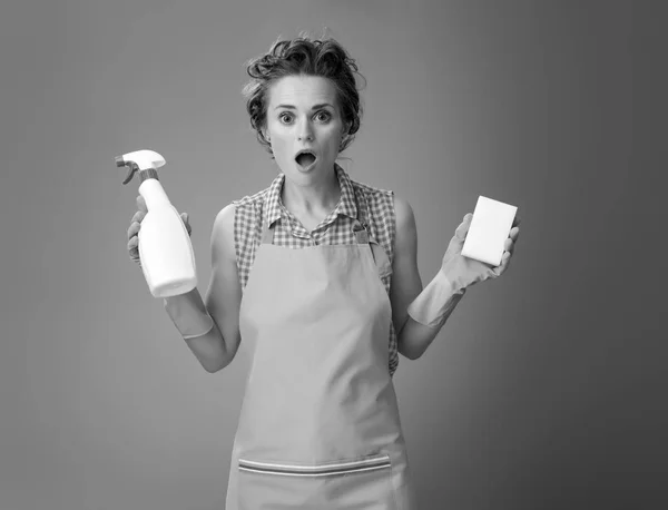 Schockierte Moderne Frau Schürze Mit Küchenschwamm Und Einer Flasche Waschmittel — Stockfoto