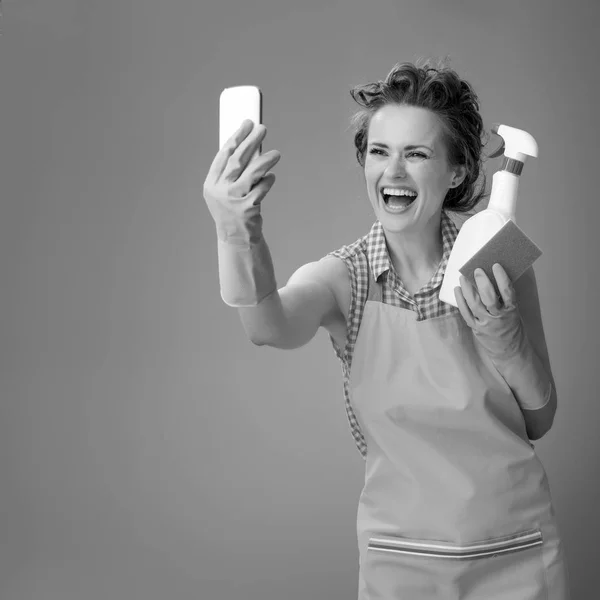 스펀지와 Selfie 휴대폰의 — 스톡 사진