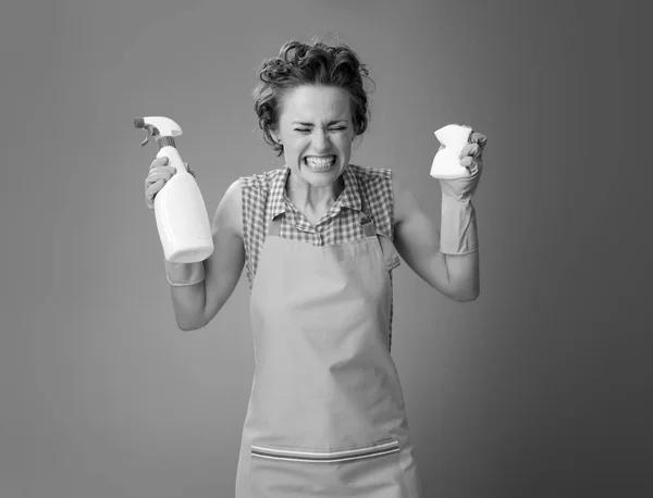 Boos Moderne Vrouw Een Schort Met Keuken Spons Een Fles — Stockfoto