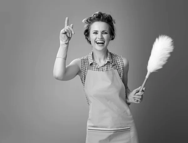 Sonriente Ama Casa Moderna Con Guantes Goma Cepillo Plumero Tiene — Foto de Stock