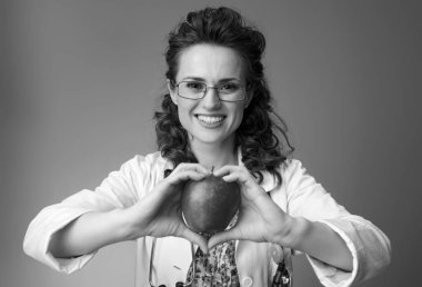 mutlu pediatrist doktor bir elma arka plan üzerinde gösterilen beyaz tıbbi elbise içinde