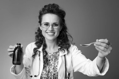 mutlu çocuk doktoru kadın çocuk süspansiyon arka plan beyaz tıbbi elbise içinde