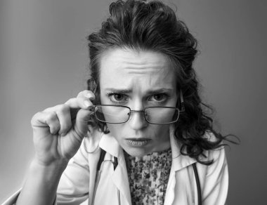 Beyaz tıp bornoz kamera özgeçmişlerine bakarak paediatrist Doktor portresi