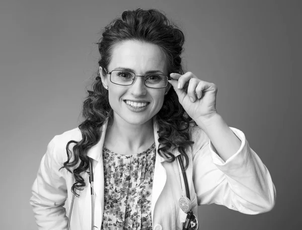 Arka Plan Üzerinde Izole Beyaz Tıbbi Elbise Içinde Mutlu Paediatrist — Stok fotoğraf