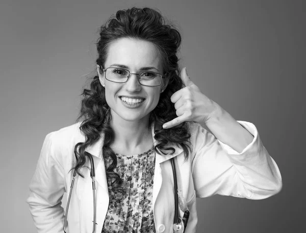 Uśmiechnięta Kobieta Paediatrist Białą Szatę Medycznych Wyświetlone Wywołanie Mnie Gest — Zdjęcie stockowe