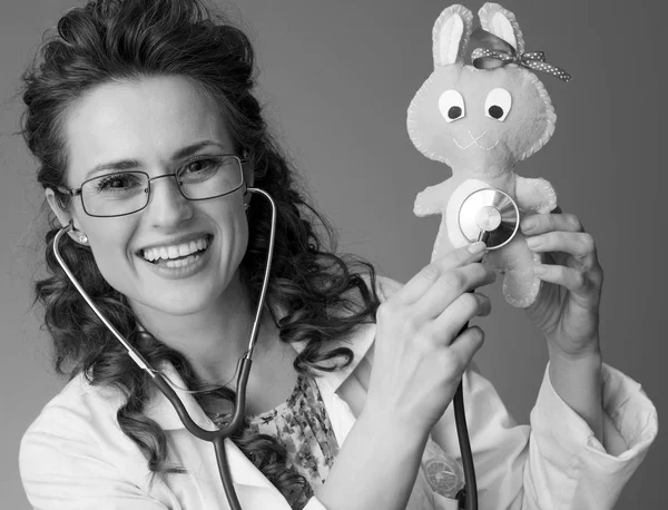 Mujer Pediatra Sonriente Bata Médica Blanca Escuchando Juguete Con Estetoscopio —  Fotos de Stock