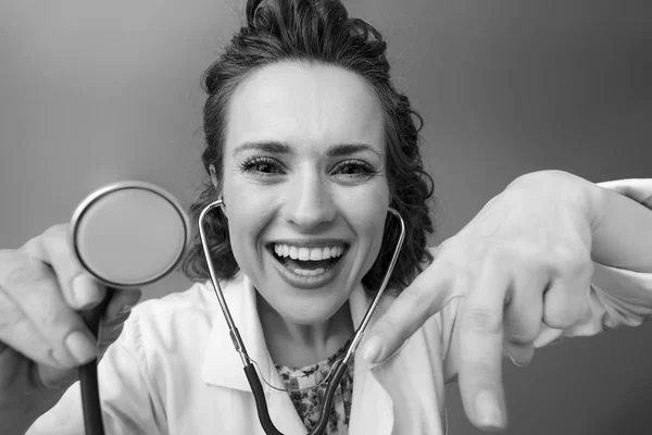 Happy Pediatrician Doctor White Medical Robe Using Stethoscope While Distracting — Stock Photo, Image