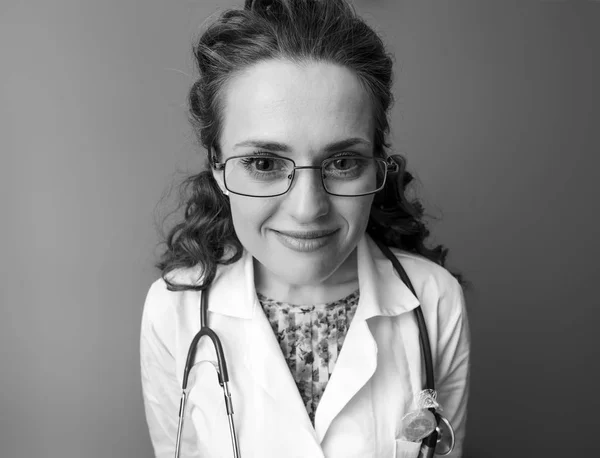 Pediatrist 医生的画像在白色医学长袍反对背景 — 图库照片
