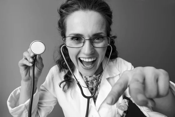 Χαμογελώντας Pediatrist Γυναίκα Λευκή Ρόμπα Ιατρική Στηθοσκόπιο Διασπούν Παιδί Παίζοντας — Φωτογραφία Αρχείου