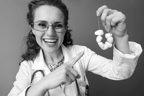 Femme Pédiatre Souriante Peignoir Médical Blanc Pointant Vers Perles Ail — Photo