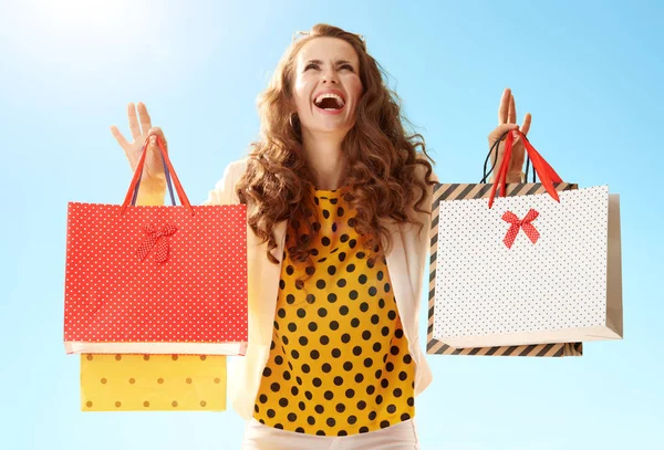 Mulher Moda Feliz Uma Jaqueta Leve Com Sacos Compras Olhando — Fotografia de Stock