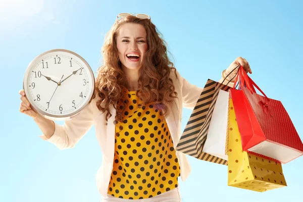 Sorrindo Mulher Moda Uma Jaqueta Luz Mostrando Sacos Compras Relógio — Fotografia de Stock