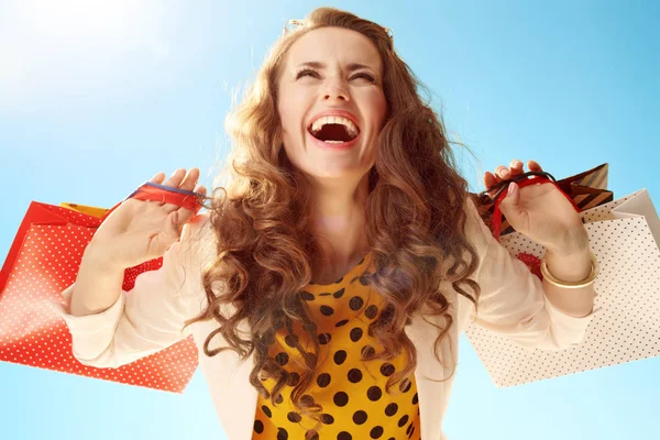 Gelukkig Moderne Vrouw Een Licht Jasje Met Boodschappentassen Vreugde Tegen — Stockfoto