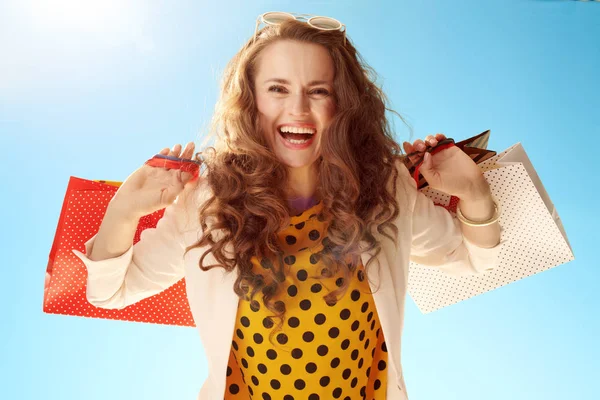 Mujer Elegante Sonriente Una Chaqueta Ligera Con Bolsas Compras Contra — Foto de Stock