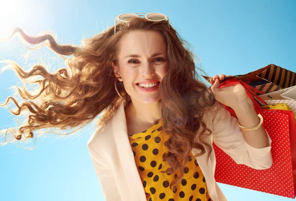 Portrait Femme Élégante Souriante Dans Une Veste Légère Avec Des — Photo