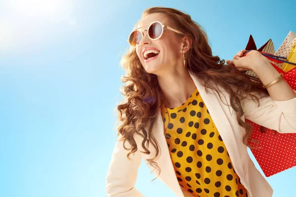 Ευτυχισμένος Νεαρή Γυναίκα Γυαλιά Ηλίου Και Ένα Ελαφρύ Μπουφάν Κοιτώντας — Φωτογραφία Αρχείου