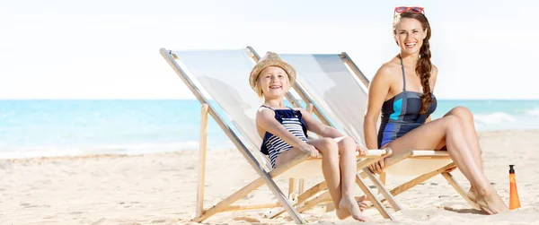 Lächelnde Moderne Mutter Und Tochter Badeanzug Meeresufer Auf Liegestühlen Sitzend — Stockfoto